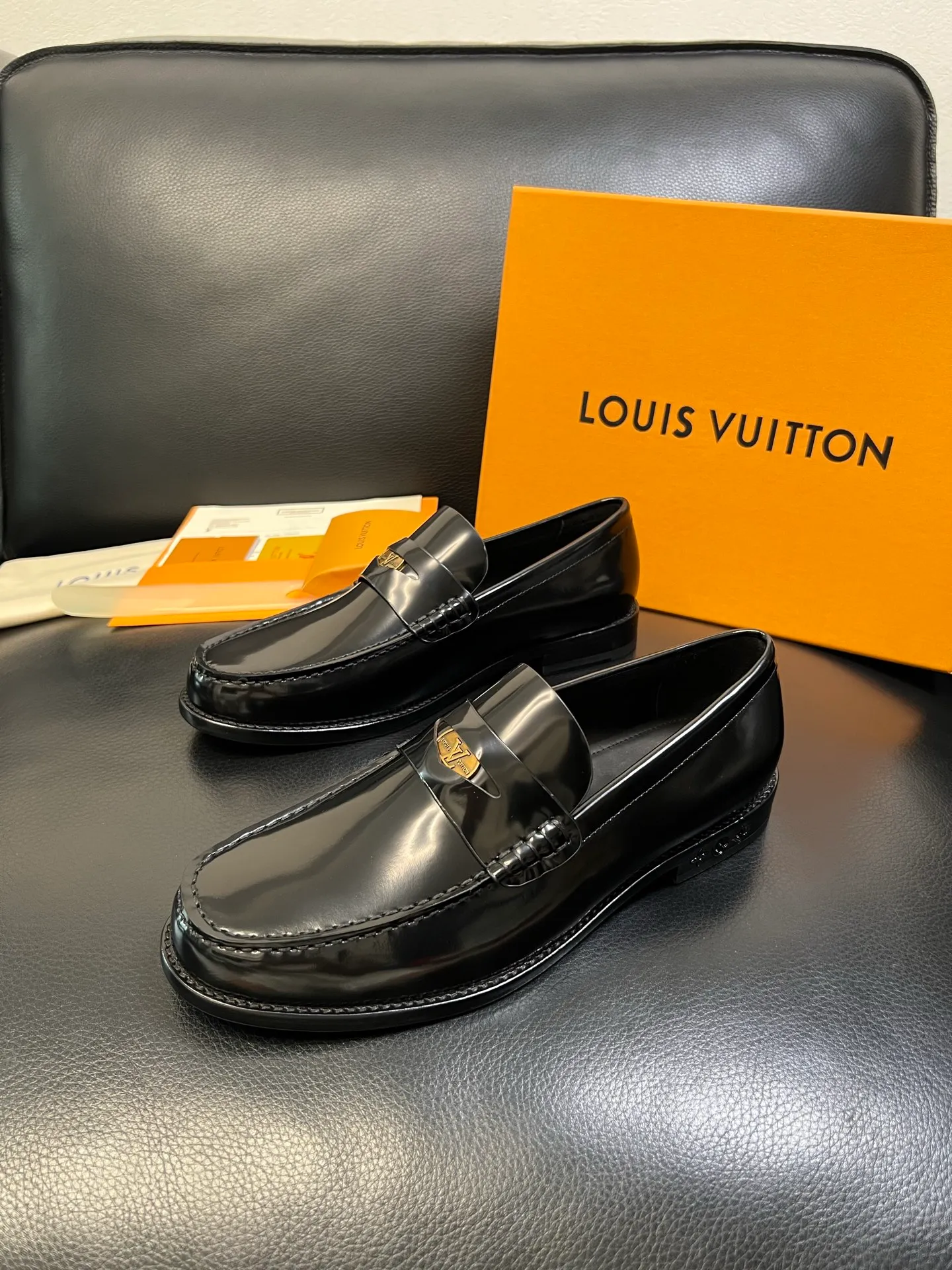 Men's shoes 💰920 Lv high quality top crafts Louis Vuitton leather shoes counter synchronized with original factory configuration, uppers imported from Italy, imported water-dyed cowhide lining, soles: original genuine leather soles specially provided by the original factory, original factory and single goods, welcome to compare, code number 39-44 (customized 38 45 46)